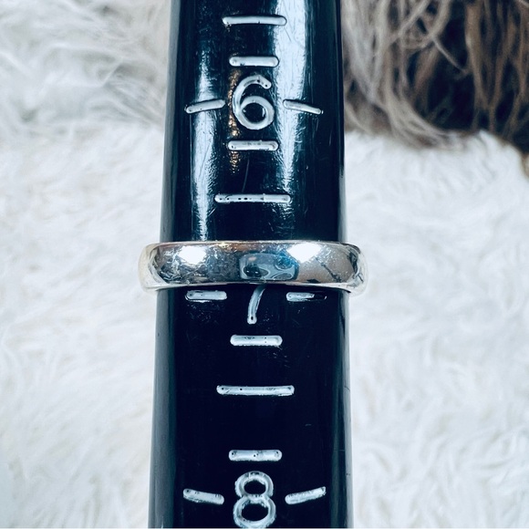 Gorgeous Silvertone with emerald green center costume statement, size 7 … - Picture 8 of 10